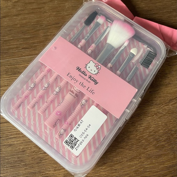 Only 1 Left! HELLO KITTY-NWT Make-Up Brush Set - Picture 5 of 9